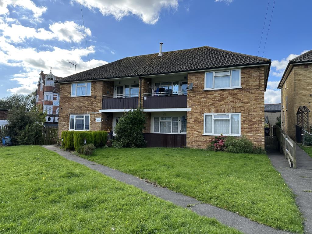 Lot: 173 - ONE-BEDROOM FLAT FOR INVESTMENT - Outside of Purpose Built Block